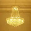 Sala de estar de villa dúplex de alta gama con techo abierto, gran candelabro de cristal, casa de lujo ligero de construcción propia, candelabro de escalera de caracol en piso intermedio