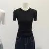 Atuendo versátil minimalista gris liso, top de punto acanalado de manga corta ajustado para mujer, nuevo top de cuello redondo verano 2026