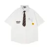Camisa de Manga Curta Decorativa com Bordado de Flor e Letra Estilo Retro Americano Gravata Curta Masculina Verão Solta Casual Camisa de Casal