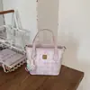 Bolso Pequeño Dulce con Lazo para Mujer 2026 Nuevo Estilo Bolso Cubo de Mano con Estampado Femenino Bolso Cruzado Versátil para Principios de Primavera