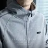 Moletom cardigã de tricô com zíper e capuz masculino com costura em cor contrastante e mangas raglan, incorporando um estilo relaxado, business-casual com um toque de elegância old-money