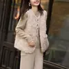 Colete de Pelúcia Imitação de Lã de Cordeiro Versátil Redutor de Idade Pequena Fragrância Roupa Externa para Mulheres 2025 Inverno Nova Moda Jaqueta Elegante