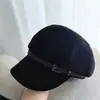 Gorra de estilo coreano versátil para mujer, tipo boina, para otoño e invierno, a la moda con hebilla de cinturón, gorra de artista de gamuza vintage de alta calidad