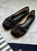 Versão de luxo~Sapatos de design exclusivo com dedos divididos e aumento interno de altura, sapatos de treino de cetim estilo casual para mulheres, novos sapatos esportivos 2026