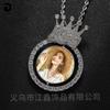 Colgante de hip-hop con forma de L, diseño de corona hueca, redondo, con foto y personalidad de diamante y circonita de cobre.