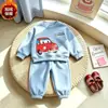 Novo conjunto de duas peças para meninos 2026, com estampas de carrinhos de desenho animado em uma blusa de moletom e calça comprida, disponível em várias cores e oferecido para dropshipping