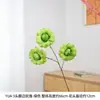 3 rosas artificiales con bordes acampanados para decoración del hogar en una habitación modelo de casa de huéspedes mejoran eficazmente la atmósfera artística del espacio