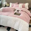 Juego de Cama de Algodón Estilo Hong Kong Lujo Ligero de Cuatro Piezas, Funda Nórdica Rayada Bordada de Gama Alta, Sábana de Dormir Cómoda, Sábana Ajustable