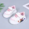 Nuevos Zapatos Infantiles para Niñas y Niños Primavera y Otoño 2026, Zapatos de Piel Blancos, Tenis de Moda Bajos de Dibujos Animados