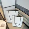 Bolsa de Tela No Tejida con Borde Cosido Color Verde Militar Bolso de Hombro Logo Personalizado Bolsa Tote para Tienda de Ropa Universal para Centros Comerciales