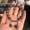 Venta al por mayor de fábrica Pulsera de joyería Xizang Tianzhu con cuentas redondas negras y blancas, patrón de herradura, pulpa envuelta, patrón desgastado, cuerda trenzada A