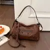 El bolso pequeño cuadrado de moda y genial para mujer de este año es el nuevo modelo de primavera 2026, un bolso de hombro de retazos de nicho para ir al trabajo y usar cruzado