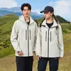 Nueva chaqueta outdoor de estándar nacional para hombres y mujeres, abrigo de senderismo tres en uno a prueba de viento e impermeable, ropa para montañismo y esquí con logotipo personalizado