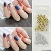 Decorações de arte para unhas com tema oceânico: Designs de estrelas-do-mar douradas e prateadas, conchas e coqueiros em estilo japonês, com apliques metálicos para unhas