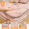 Falda de Cama Acolchada Estampada de Vellón de Leche Juego de Tres Piezas Cubierta Protectora de Colchón Más Terciopelo Cubierta de Esterilla Cálida de Invierno Antideslizante a Prueba de Suciedad