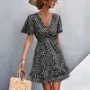2022 primavera y verano nueva estación independiente Amazon venta caliente caliente sexy cuello en V manga con volantes vestido ajustado a la cintura