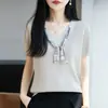 Camiseta de Punto de Color Sólido con Cuello en V, Suave y Amigable con la Piel, Realza el Cuello, con Hombros Caídos y Diseño que Cubre los Brazos, Combinada con una Falda Midi para Uso Casual Diario