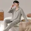 Em estoque, em estoque, envie conjunto de pijama de algodão com mangas compridas e calças compridas para homens, conjunto de duas peças cardigã com lapela, transmissão ao vivo, homewear masculino transfronteiriço