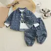 Conjunto de Ropa de Otoño para Niños 2026 Nuevo Estilo para Bebés e Infantes Conjunto Elegante de Tres Piezas de Mezclilla con Mangas Largas para Niños