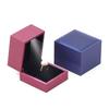 Caja de joyería con tapa de ángulo recto de cuero PU cepillado de alta calidad con luz LED para anillo anillo caja de embalaje de joyería venta al por mayor