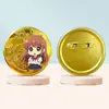 Insígnia de Lata Personalizada com Relevo e Estampagem Dourada 56mm Insígnia de Ferro Estampada Dourada Impressa com UV Produtos para Fãs de Anime Mercadoria de Celebridade