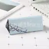 Fabricantes de cajas de gafas plegables triangulares portátiles personalizadas al por mayor para estudiantes hombres y mujeres, estilo coreano pequeño, fresco, lindo, personalidad creativa