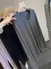 ¡Cómpralo sin dudarlo! Camiseta base de manga larga para mujer hecha de una mezcla suave y agradable para la piel de lana de cuenta 40, lyocell y fibras de acetato, con un diseño de cuello en U