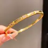 Pulseira com Fivela de Encaixe em Forma de Cobra Banhada a Ouro Real 18K Moda Retrô Pulseira Elegante Luxo Acessível Joias de Alta Qualidade para Mulheres