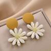 Clip de Oreja de Flor de Margarita de Cristal de Zirconia Estilo Ins Pendientes Dulces Sin Perforaciones Verano Fresco Amarillo Claro Pendientes para Mujer