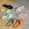 Sandalias para casa con soporte para el arco, cintura delgada, modelo ligero para mujer, populares 2026, suela plana, para viaje, alta gama, silenciosas, antideslizantes.
