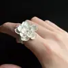 Anel de Flor de Metal Prateado Estilo Medieval Cool Novo Nicho Acessível Luxo de Ponta Exquisito Versátil para Mulheres