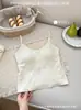 Camiseta sin mangas fina invisible de tacto nude con tirantes finos y base incorporada, camisola suave de soporte fijo para mujer con hermoso diseño en la espalda
