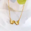 Colar com pingente de borboleta elegante entrelaçado em aço inoxidável europeu e americano com banho de ouro 18k, borboletas de asas duplas voando sobre a clavícula, para mulheres