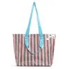Bolsa de praia tote listrada de PVC de alta aparência transfronteiriça, bolsa de mão leve, bolsa de ombro portátil para viagem para o trabalho