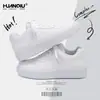 Zapatillas Universales de Verano Zhq-Hy628-G Nuevos Versátiles Casuales Aumentan la Altura Interior Zapatos Blancos Zapatos de Marca de Moda Estilo Masculino