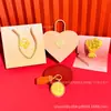 Chaveiro de Biscoito Dourado Puro para Recém-Casados Felizes Buquê de Flores Criativo Conjunto de Presente para Dia dos Namorados e Dia dos Namorados Chinês Atacado Personalizado