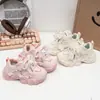 Tenis para niña, nueva colección primavera/otoño 2026, suela suave, zapatillas de correr estilo princesa, tenis gruesos para niña, calzado casual y moderno