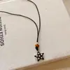 Cordón de cuero con colgantes de corazón, estrella y cruz de resina, cadena para suéter simple y versátil, collar de lujo ligero de alta gama