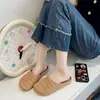 Novidade de Verão Estilo Baotou Chinelos para Casa Interno Feminino Antiderrapante Respirável Versátil Preguiçoso Para Usar Fora Leve Chinelos Planos