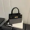 Nova bolsa de mão transfronteiriça para mulheres, bolsa quadrada pequena de cor bloco de alta qualidade para ombro único, bolsa transversal versátil e casual para o dia a dia