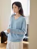 Novo Suéter Feminino de Lã e Cashmere Outono/Inverno 2026 com Acabamento Lavado Escovado, Modelos com Gola Redonda e Gola V