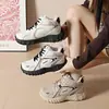 Zapatos de Padre de Terciopelo Plus para Invierno Estilo Coreano para Mujer Versátiles Nuevos Zapatos de Algodón Cálidos Suela Gruesa que Aumentan la Altura 2026 Zapatos Deportivos para Mujer K5705