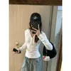 Camiseta Blanca con Capucha, Cuello en V Semiabierto y Botones, Manga Larga para Mujer, Primavera y Otoño 2026, Ropa Exterior de Alta Gama Ajustada