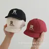 2025 nueva versión coreana de gorra de béisbol para niños gorra de bebé con letra R linda gorra para el sol para salir súper linda para bebé