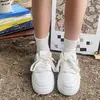 Populares tenis blancos de suela gruesa para mujer, estilo Hong Kong de otoño para aumentar la altura, nuevos 2026 versátiles casuales para estudiantes, zapatillas deportivas para mujer