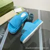 Pantuflas de Marca g de Gama Alta de Colores Caramelo con Letras y Suelas Gruesas, que Aumentan la Altura, Nuevo Modelo 2026, Estilo Informal Versátil de Moda, Suministro Directo de Fábrica