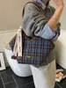 Bolsa de Ombro Transfronteiriça para Mulheres, Tendência Outono/Inverno 2026 Nova Moda Bolsa de Ombro Xadrez, Bolsa Tote de Grande Capacidade