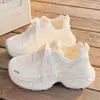 Tênis Brancos Respiráveis de Malha Novos para Verão 2026 para Mulheres, Sapatos Casuais Versáteis Chiques de Solado Grosso para Combinar com Saias, Tênis "Dad Shoes" para Mulheres
