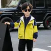 Chaqueta de Primavera y Otoño para Niños 2026 Nuevo Modelo Cortavientos con Capucha de Otoño para Niños Abrigo a Prueba de Viento de Tres en Uno de Corteholgado