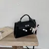 Nova BolsaKelly Exclusiva com Pingente de Pônei para Mulheres, Coleção Primavera 2026, Bolsa Transversal Versátil e da Moda, Bolsa de Mão Simples e Luxuosa